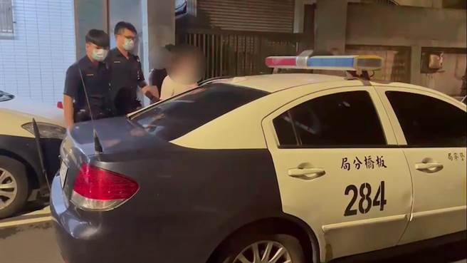 警方将斗殴3人带回警局侦讯。（翻摄画面）