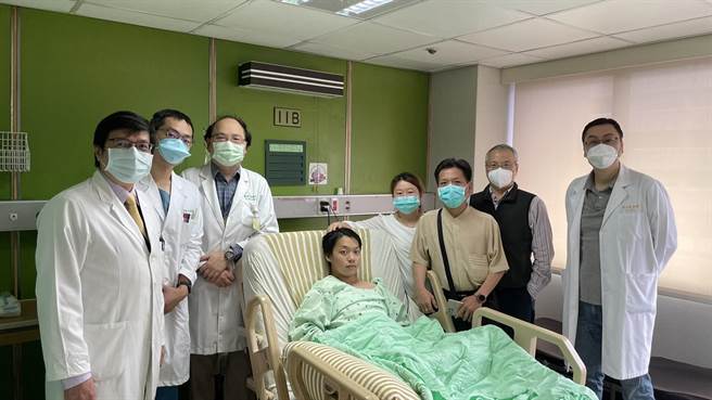 在金門醫院與林口長庚醫院外傷急症外科團隊跨海接力搶救下，金門大學呂姓男大生的健康迅速復原。（林口長庚醫院提供）