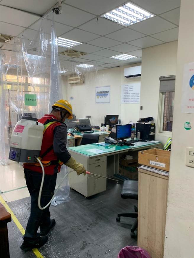 环保局防疫消毒人员，动员前往顶街派出所清消。(警方提供)