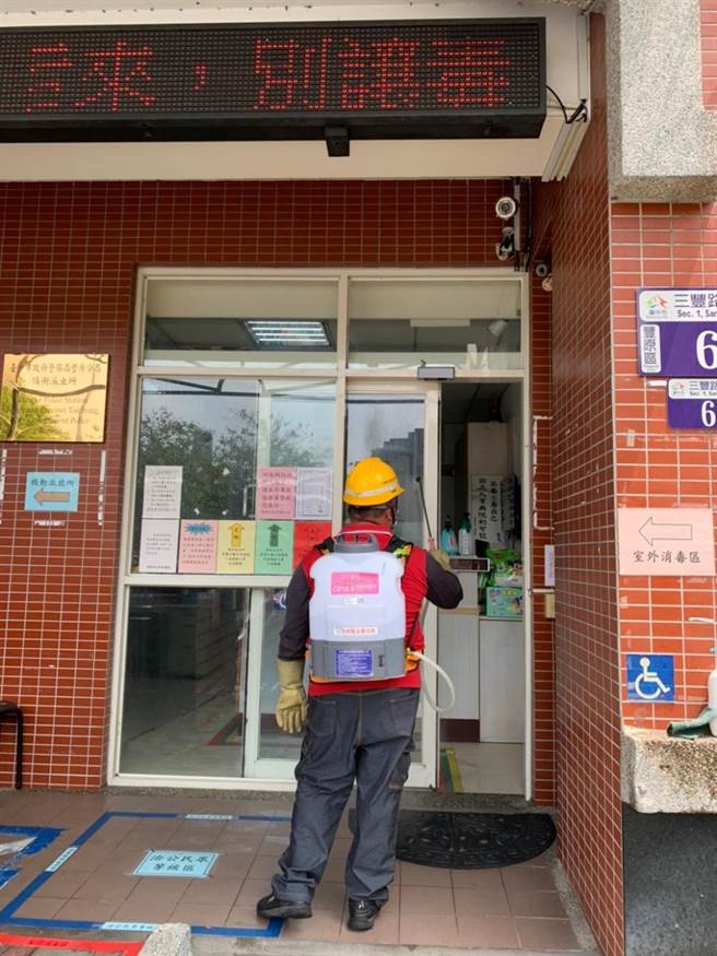 环保局防疫消毒人员，动员前往顶街派出所清消。(警方提供)