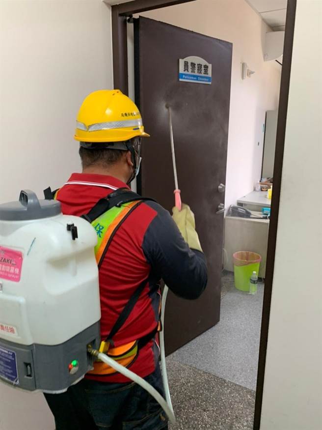 环保局防疫消毒人员，动员前往顶街派出所清消。(警方提供)