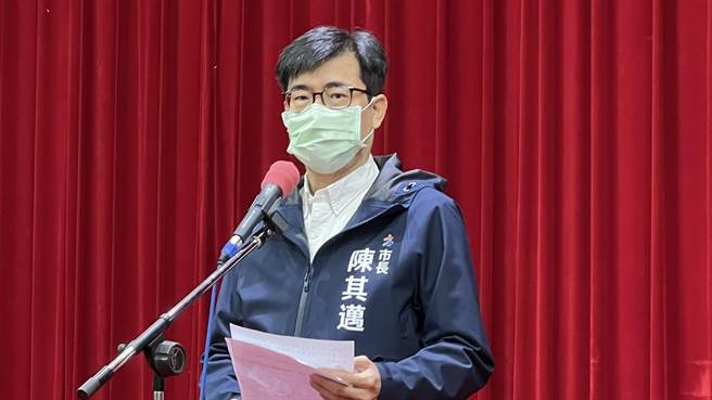 高雄市长陈其迈表示，高雄市政府已三级开设，一些瞬间积水地区，早上8时水已经退去，至于易淹水地区也因有改善没有积水，后续会再密切监控水情状况。（柯宗纬摄）