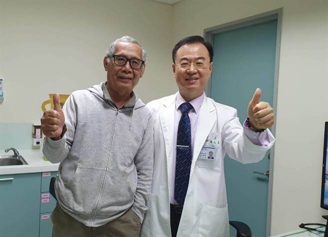 乌日林新医院胸腔内科医师许人文与患者本人楼先生开心合照，成功治癒肺癌癌王。（乌日林新医院提供／冯惠宜台中传真）