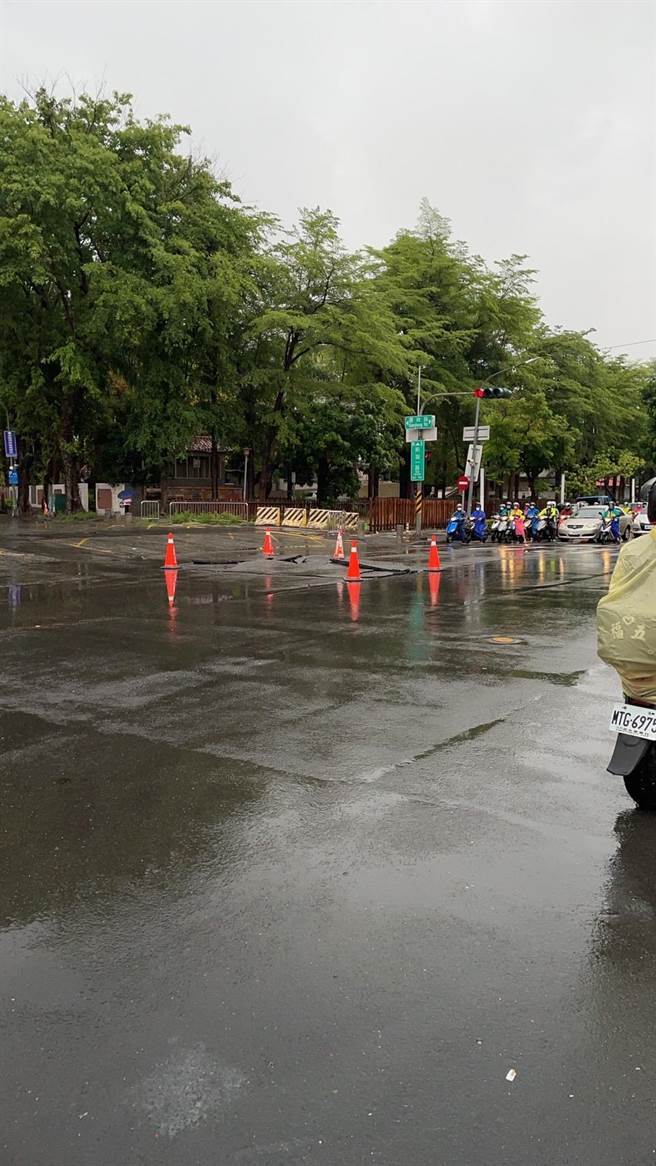 三民區凱旋路、憲政路口人孔蓋隆起，路面被擠壓成大裂痕。（翻攝照片／高雄洪靖宜傳真）