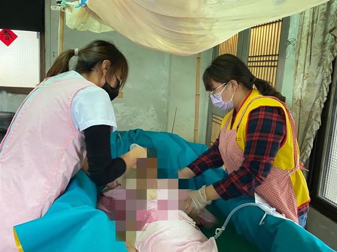 创世基金会苗栗院工作人员前往关怀周姓老妇人。（创世基金会提供／李京升苗栗传真）