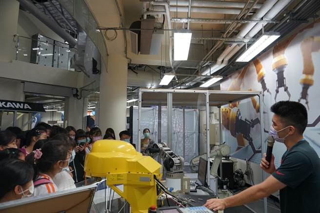 教育部推动「偏远地区学校产业参访活动计画」，藉由讲师解说的过程，让南投国中学生了解AI机器人的制程。（教育部提供／林志成台北传真）