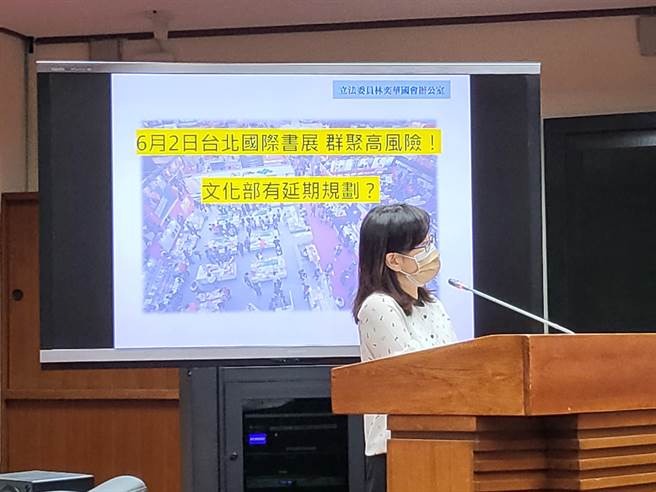 随着疫情升温，已经连续2年实体延期的台北书展办不办？对此，文化部长李永得表示，目前倾向继续办，没有延办选项，但仍是会以业者意见为主。（李欣恬摄）