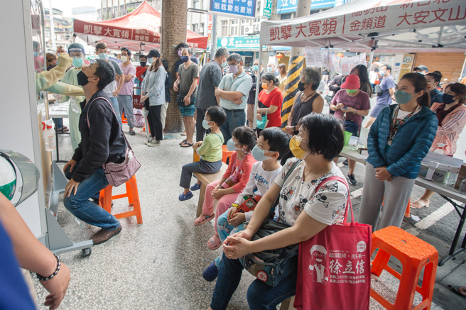前台大医院感染科医师林氏璧认为，确诊数字、PCR採检阳性率已无法反应疫情真实状况，建议各县市可监测感染状况及医疗体制2指标。（图／示意图，记者郭吉铨摄）
