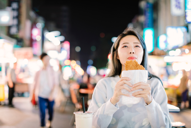派克鸡排宣布调涨脆皮鸡排价格，让9日单笔网路声量直接飙破10,656笔。(示意图／shutterstock)