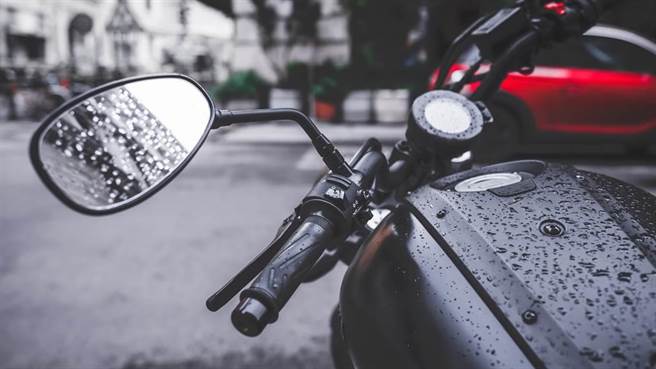 低氣壓在華南沿岸徘徊，大陸南方多地將迎來連續數天的大雨及狂風雷暴天氣。（圖／shutterstock）