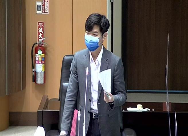 县议员宋国鼎今天质询提到防疫包过于寒酸。（李京升摄）