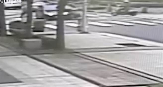 路边监视器拍下车祸发生的经过。（警方提供）