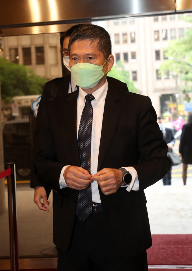 策展人吳牧青指控文化部長李永得以預算施壓，透過陳郁秀要求謝春德將北藝中心開幕季作品《NEXEN 未來密碼》的作者群中，撤掉吳牧青的名字。對此，李永得（見圖）11日在立法院教育及文化委員會會前受訪時澄清，雖然自己對吳牧青評價不高，但不會因此威脅團隊將他除名，「這麼大的控訴對我非常不公平。」（劉宗龍攝）