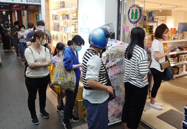 本土疫情持续升温，不少民眾排队买快筛。（本报系资料照）