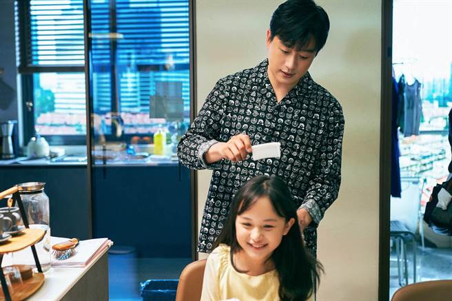 佟大为在剧里化身「女儿奴」、「宠妻狂魔」。(中天娱乐台提供)