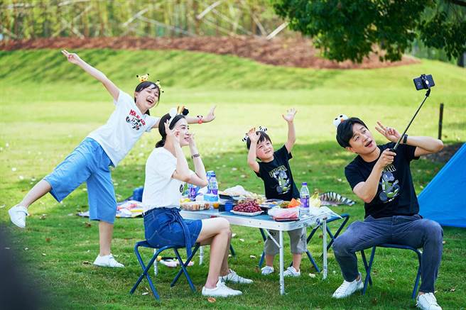 宋佳、佟大为在《小舍得》里对孩子採快乐教育。(中天娱乐台提供)