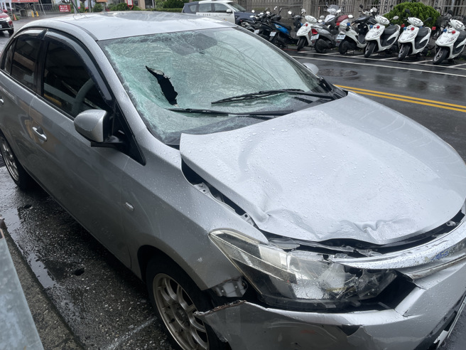 宜兰县罗东镇10日晚间发生死亡车祸，一名林姓男子被撞死。图片为肇事车辆。（图／民眾提供）