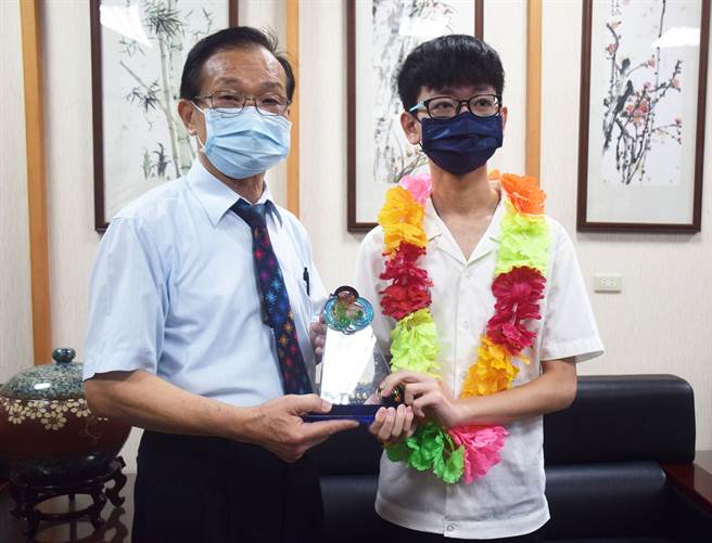 致用校长陈添旺今天特颁奖给三年级应用英语科林威廷同学，恭喜他录取国立台北科技大学工业工程与管理学系。（致用高中提供）