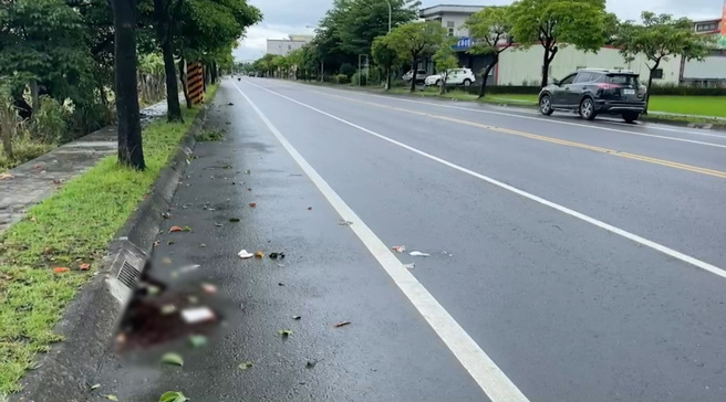 宜兰县罗东镇10日晚间发生死亡车祸，一名林姓男子被酒驾车辆撞上身亡，在马路上留下一滩血迹。（图／民眾提供）