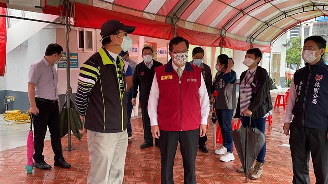桃园市长郑文灿（中）11日视察中路採检站长幼绿色三合一通道。（赖佑维）