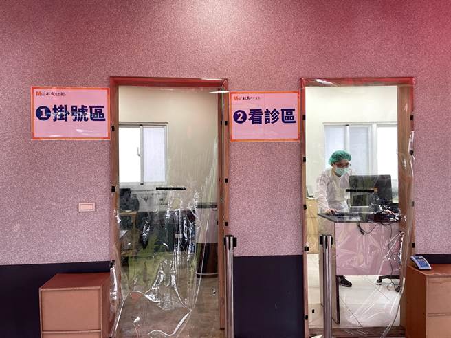 桃园市中路採检站设置长幼绿色三合一通道，提供採检、看诊、拿药服务。（赖佑维）