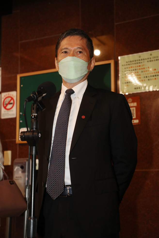 策展人吳牧青指控文化部長李永得以預算施壓，透過陳郁秀要求謝春德將北藝中心開幕季作品《NEXEN 未來密碼》的作者群中，撤掉吳牧青的名字。對此，李永得（見圖）11日在立法院教育及文化委員會會前受訪時澄清，雖然自己對吳牧青評價不高，但不會因此威脅團隊將他除名，「這麼大的控訴對我非常不公平。」（劉宗龍攝）