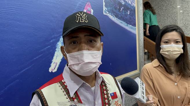 国民党高市原住民议员赖文德今（11）日抛出震撼弹，宣布将脱党、以无党参选年底议员，并有意成立陈其迈后援会，力挺迈连任市长。（柯宗纬摄）