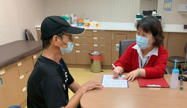 協助頭頸癌病人面對治療，癌症個案管理師扮演相當重要的角色。（長庚醫院提供）