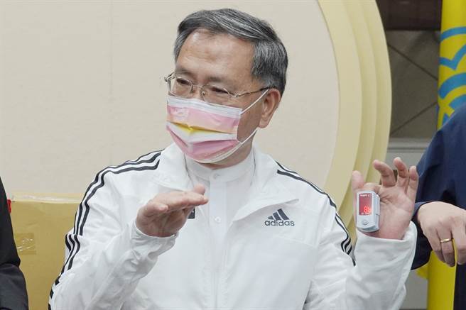 11日台北市副市長黃珊珊一早公布快篩陽性，副市長蔡炳坤接受媒體訪問時說，市長柯文哲建議可到車來速PCR採檢。（陳敬哲攝）