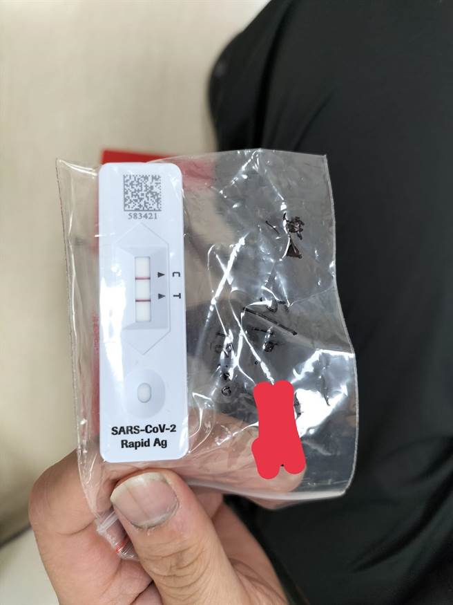 一名初诊病人因咳嗽严重前来看诊，门诊护理师突惊呼「等一下，你快筛阳性吗？」（摘自苏一峰脸书粉丝专页）