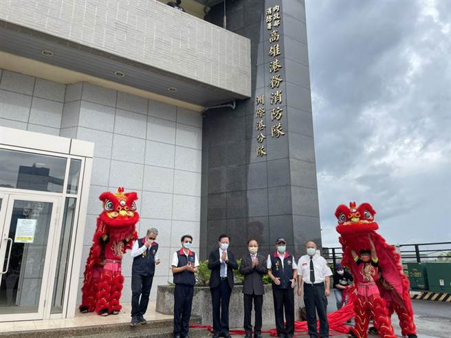 包含消防署署长萧焕章、内政部消防署高雄港务消防队长林谦志等贵宾出席启用典礼。（洪靖宜摄）