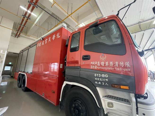 分队有3辆消防车、化学灾害处理车等配备。（洪靖宜摄）