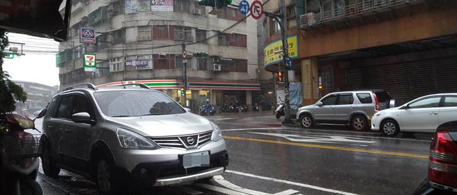 ▲基隆市工務處表示，為減少施工次數及配合台電，目前市內相關電纜地下化工程，均配合道路品質改善工程進行。（張志康攝）