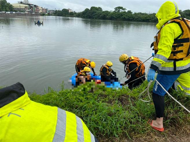 警消搜救2小時後尋獲老婦，救上岸已失去生命跡象。（翻攝照片／蔡明亘桃園傳真）