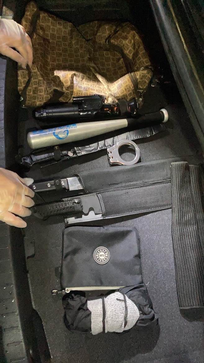 警方查扣西瓜刀、手銬等證物。（警方提供）