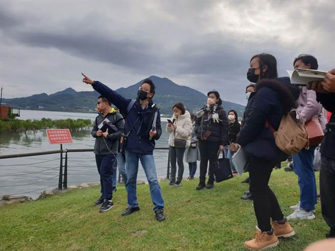 受疫情影响，户外走读形式的活动较受民眾青睐，报名已将届额满。（淡水旅学堂提供）