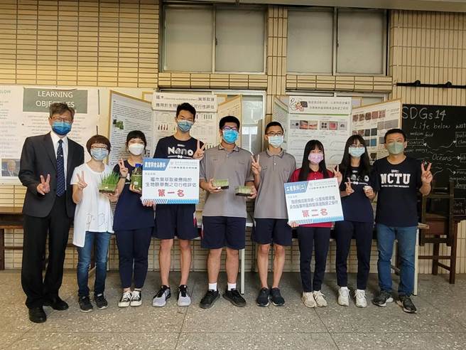 大甲高中学生以生活题材为灵感，荣获中市科展第一名、团体奖第三名殊荣。（大甲高中提供）