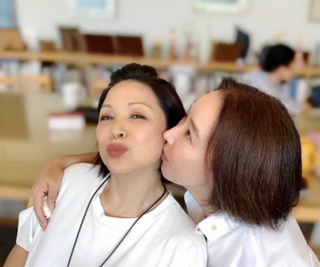 杨贵媚晒出合照吊念姜受延。（摘自脸书）