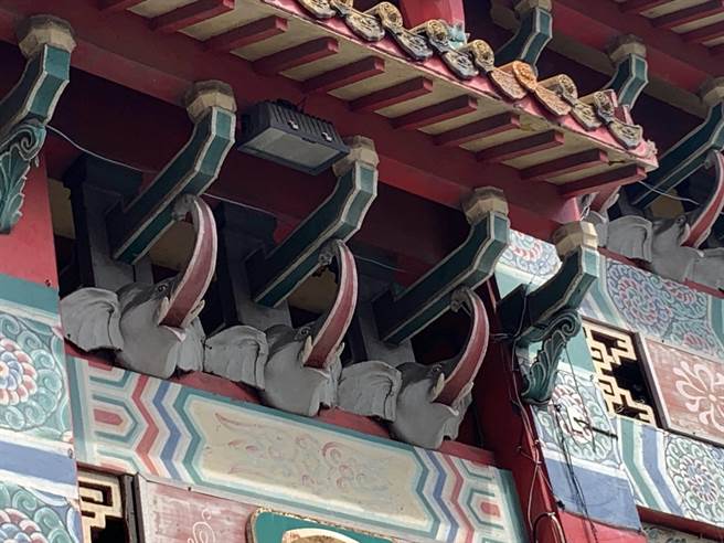 彰化中山路与卦山路交通要衝的八卦山牌楼，是八卦山风景区的重要地标，歷经风吹日晒，油漆剥落，当年献建的黑松股份有限公司，近日赞助彰化县政府300万元，挹注整修八卦山牌楼，再添佳话。（彰化县文化局提供／吴敏菁彰化传真）