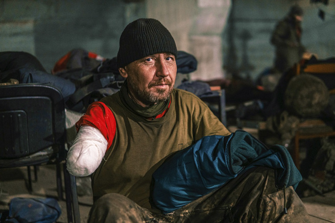 死守在马立波亚速钢铁厂（Azovstal）的乌军10日表示厂内士兵「伤亡惨重」。（图／美联社、亚速军团提供）