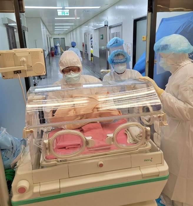 成大醫院團隊協助確診孕婦平安產下孩子，醫護人員也感動見證新生命到來。(成大提供／曹婷婷台南傳真)