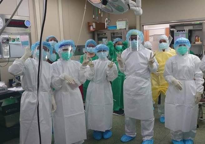 成大醫院團隊協助確診孕婦平安產下孩子，醫護人員也感動見證新生命到來。(成大提供／曹婷婷台南傳真)