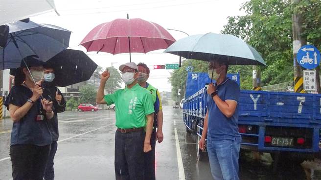 市議員吳敏濟（中）11日邀交通局與大甲分局現勘研擬改善，要求紅綠燈旁應加設機車待轉標誌。（市議員吳敏濟提供）