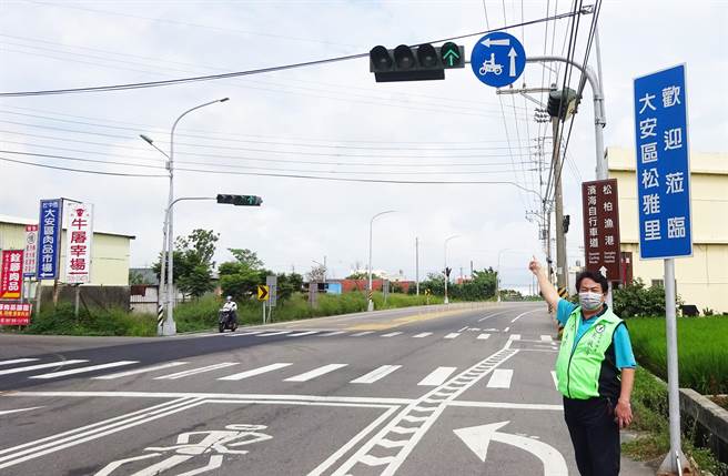大安港路左轉大安肉品市場的路口號誌非常明顯，用路人從遠處看紅綠燈時就會一併看到。（市議員吳敏濟提供）