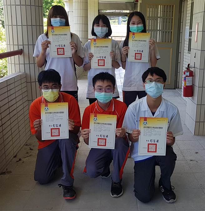 花莲高工化工科学生潘廷桀、郭俊彬、张伯恩、廖芷仪、李婕、何筱君等人，日前参加2022嘉药杯，获1银牌1佳作。（花莲高工提供／罗亦晽花莲传真）