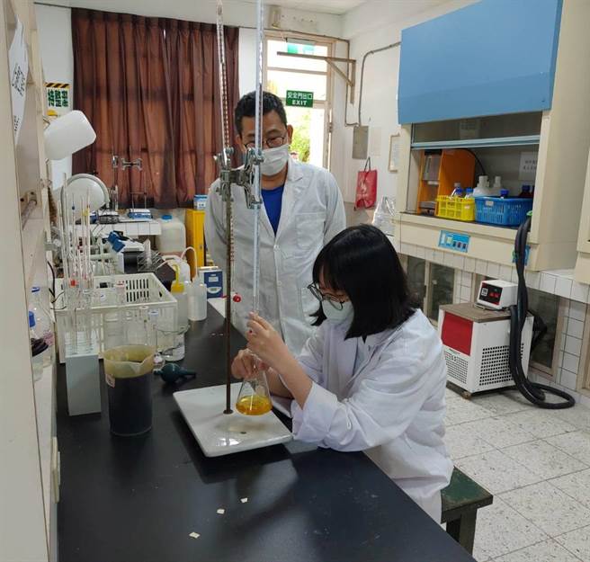 花莲高工化工科学生不只参加科展，连获3奖，求学3年期间，陆续取得化学丙级、化工丙级与化学乙级技术士三张专业证照率，获证率高达100％，校方期盼学生未来持续培养实事求是的精神，成为一名科学家，替台湾争光。（花莲高工提供／罗亦晽花莲传真）