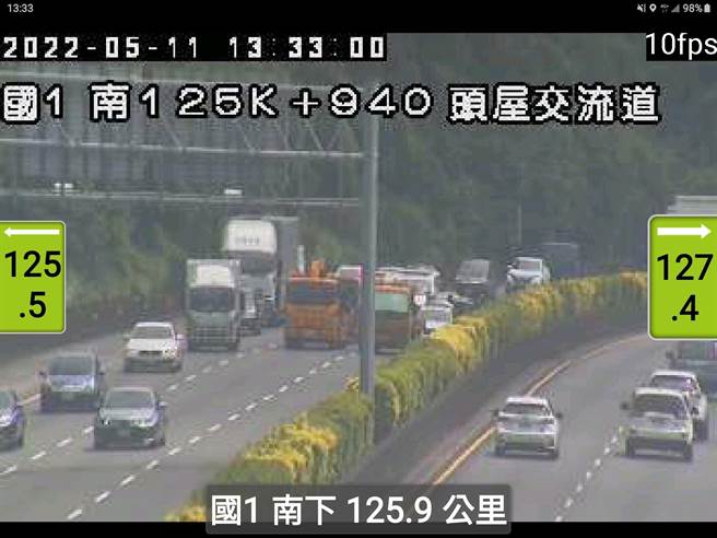 國道1號北上126.4公里處苗栗頭屋路段，發生3部車事故，消防人員目前搶救中。（翻攝照片／李京昇苗栗傳真）