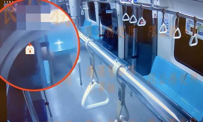 郭姓男子在捷运车厢做出猥亵不雅的动作。（翻摄画面）