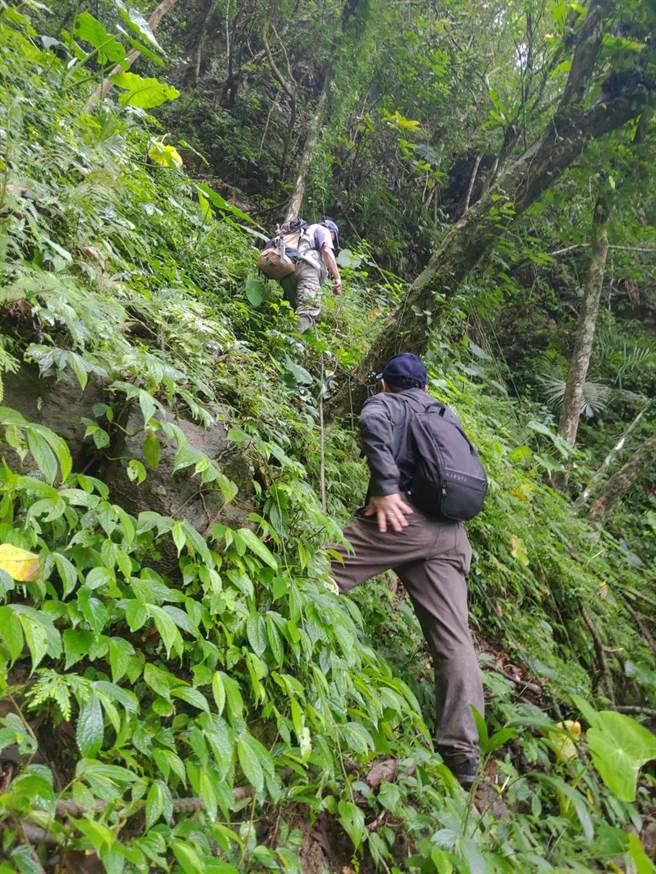 佐仓步道引水沿线路段多崎岖，工作人员要克服峭壁坡度超过70度检修引水管路。（花莲林管处提供／王志伟花莲传真）