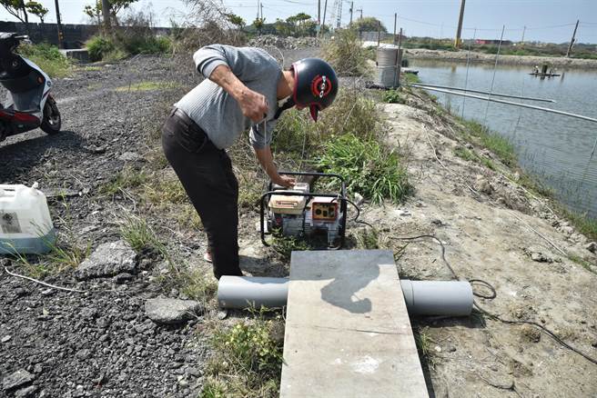 高雄市海洋局於5月11日起開放養殖業者申請發電機等項目補助，圖為今年3月3日全台大停電，位於永安的養殖業者以發電機發電。（本報資料照片）